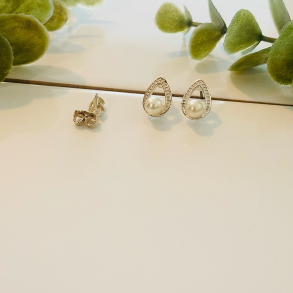 Avon 1980’s Silver Pearl Drop Earrings - Picture 6 of 7